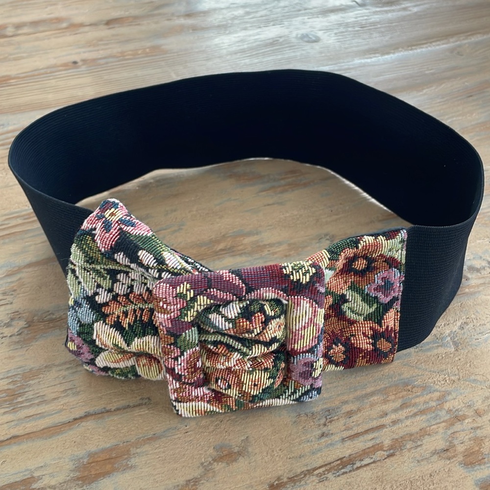 Vintage elastic waist belt with tapestry fabric buckle